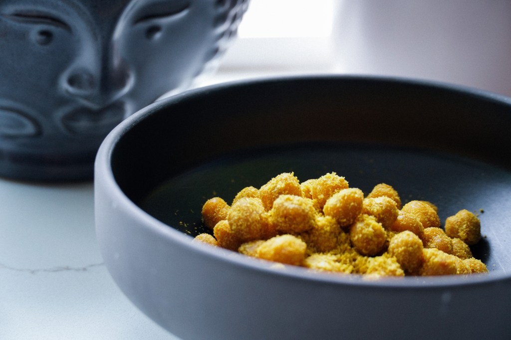 VEGAN CHEESY ROASTED&nbsp;CHICKPEAS